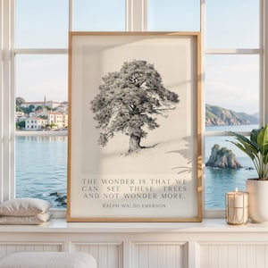 Może przedstawiać: Oprawiony wydruk artystyczny z czarno-białą ilustracją drzewa. Wydruk zawiera cytat: "THE WONDER IS THAT WE CAN SEE THESE TREES AND NOT WONDER MORE. RALPH WALDO EMERSON."