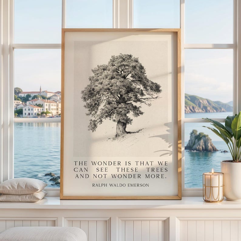 Może przedstawiać: Oprawiony wydruk artystyczny z czarno-białą ilustracją drzewa. Wydruk zawiera cytat: "THE WONDER IS THAT WE CAN SEE THESE TREES AND NOT WONDER MORE. RALPH WALDO EMERSON."