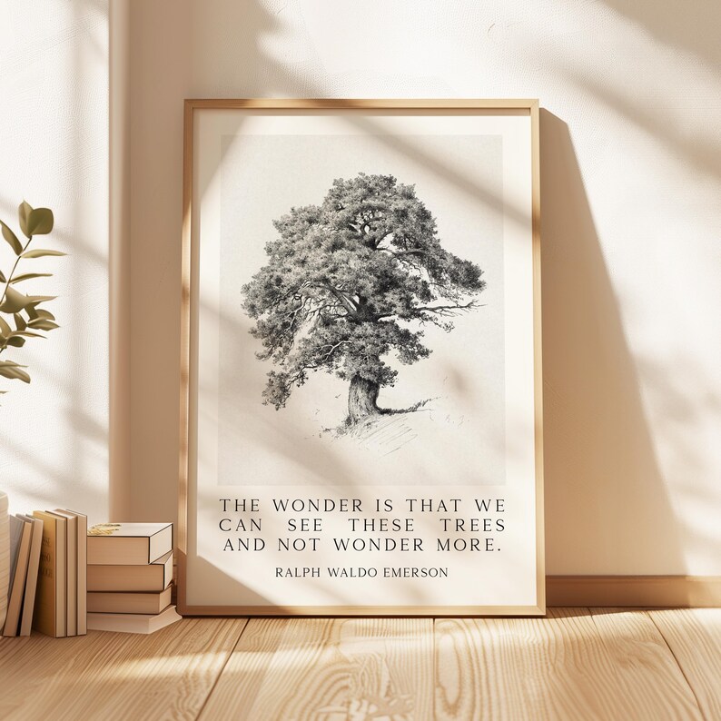 Może przedstawiać: Oprawiony czarno-biały wydruk przedstawiający szczeg&oacute;łową ilustrację drzewa. Wydruk zawiera cytat: "THE WONDER IS THAT WE CAN SEE THESE TREES AND NOT WONDER MORE." Ralpha Waldo Emersona. Rama jest w jasnym kolorze drewna.