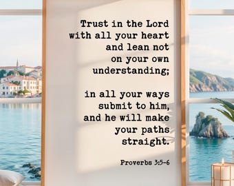 Könnte beinhalten: Ein rechteckiger Holzrahmen mit einem weißen Druck und schwarzem Text, der lautet: Trust in the Lord with all your heart and lean not on your own understanding; in all your ways submit to him, and he will make your paths straight. Proverbs 3:5-6.