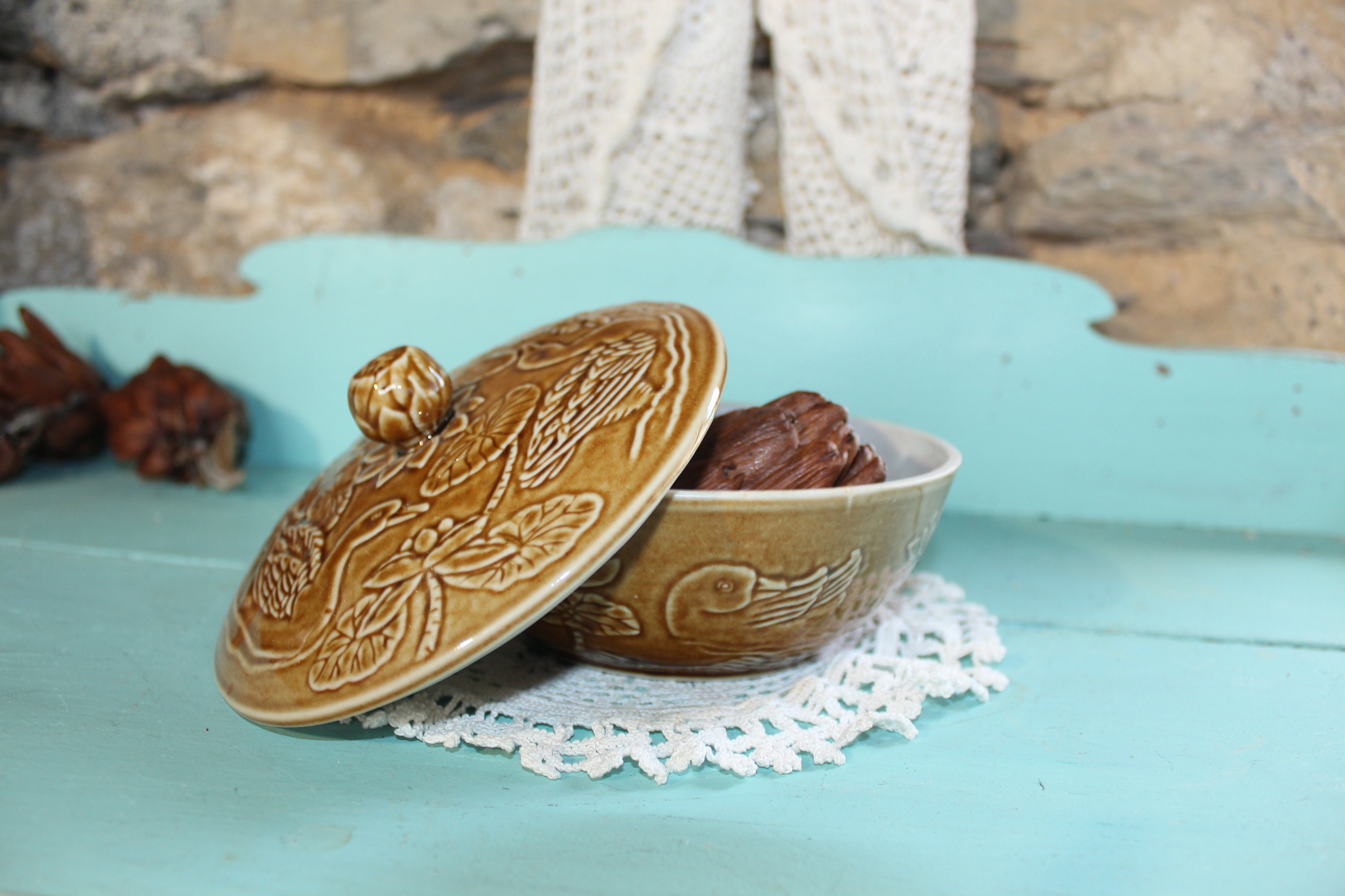 Vintage Faïence Porcelaine Bol de Service avec Couvercle Beau Décor Canard en Céramique Ocre Émaillé