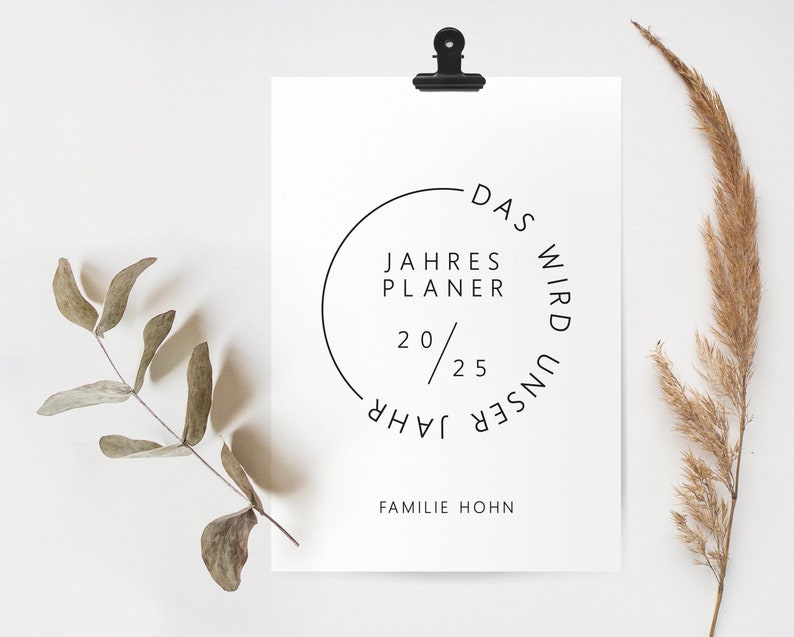 May include: A black and white printable poster with a circle design that says "Das Jahr Wird Unser Jahr" and "Jahresplaner 20/25" inside the circle. The text "Familie Hohn" is below the circle.