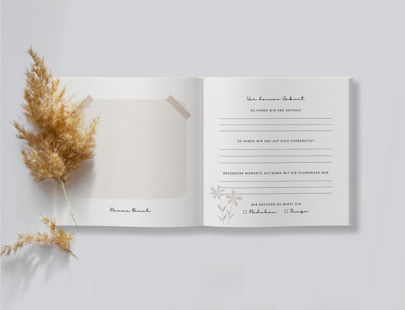 May include: A blank, cream-colored journal with a floral design and the text "Wer deiner Geburt" on the right page. The text continues with "So haben wir uns gef&uuml;hlt", "So haben wir uns auf dich vorbereitet", "Besondere Momente als Mama mit dir schwanger war", "Wir dachten du wirst ein", and a checkbox for "M&auml;dchen" and "Junge".