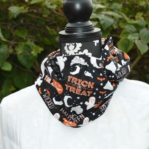 Könnte beinhalten: Schwarzer und orangefarbener Halloween-Schal mit unendlicher Schleife mit Geistern, Fledermäusen, Kürbissen und dem Text "Trick or Treat" und "Wicked Halloween".