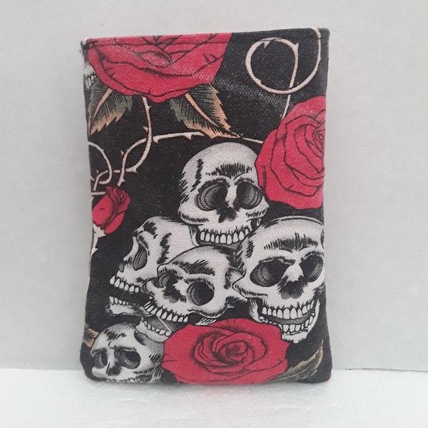 pochette, étui , rangement , cranes, fleurs, rouges, skulls , blanc, gros coton, fermer avec velcro , 18/12cm