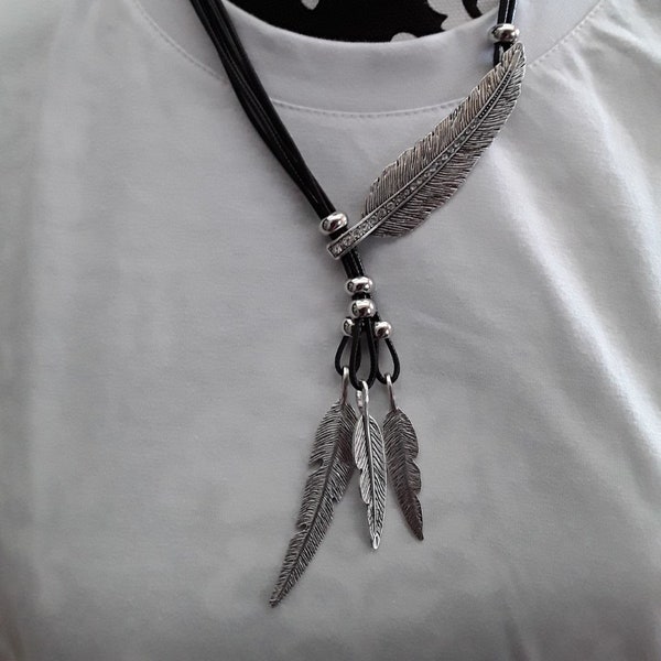 collier, lacets noirs, plumes métal, ajustable 68 cm + chaine ajustable