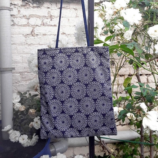 sac épaule  bleu marine, navy, mandalas blanc, 33H / 28L , doublé, poche, fermeture velcro , anses, coton, navy, +- 80cm