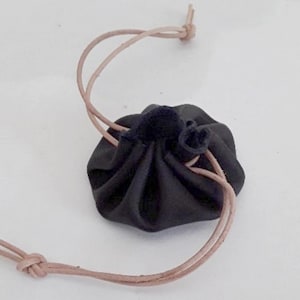feine schwarze Ledergeldbörse, 6,5 cm tief, beiges Lederarmband, schwarze Ledergeldbörse