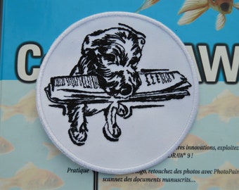 écusson , patch ,  chien , et journal ,  10cm,  broder , thermocollant , noir , blanc