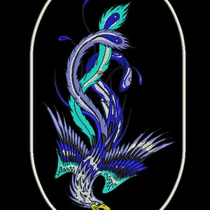 Peut inclure: Un phénix bleu et turquoise avec des accents blancs, brodé dans une forme ovale sur un fond noir.