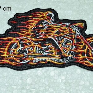 Peut inclure: Patch brodé d'un motard sur une moto enflammée. Le patch est noir avec des flammes rouges, jaunes et blanches. Le patch mesure 14 cm sur 7 cm.