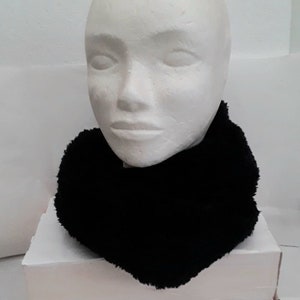 écharpe tricotée mains noire , snood doux , aspect velouté 120 cm / 20 cm , tricot image 1