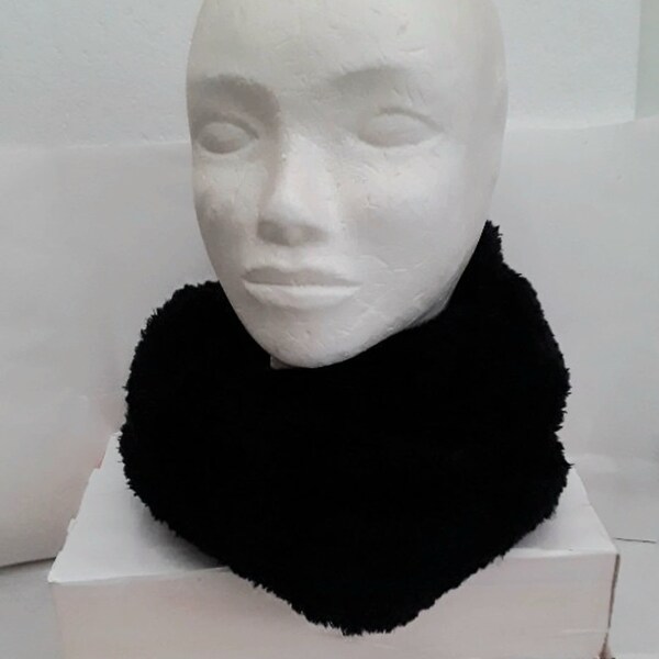 écharpe tricotée mains noire  , snood  doux  ,  aspect velouté  120 cm / 20 cm , tricot