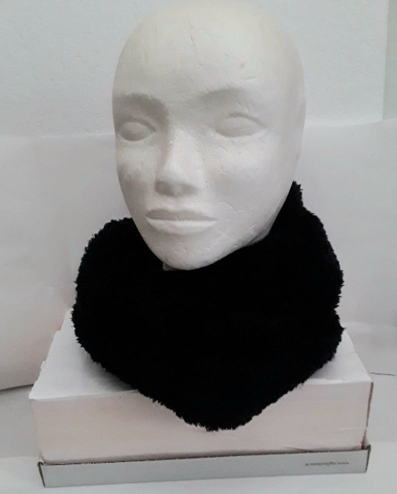 écharpe tricotée mains noire , snood doux , aspect velouté 120 cm / 20 cm , tricot image 1