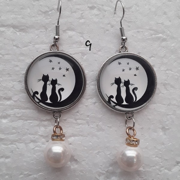 boucles d oreilles , chats , chatons , noir , blanc, colorés , perles blanches , crochets , cabochons verres , 25 mm