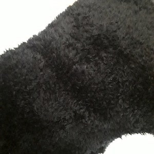 écharpe tricotée mains noire , snood doux , aspect velouté 120 cm / 20 cm , tricot image 3
