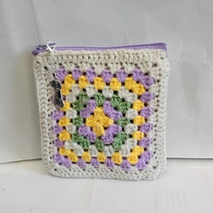 porte cartes , porte monnaie , 13 / 13 cm , granny beige , mauve , jaune , vert , breloque , fait au crochet
