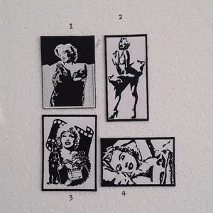 Könnte beinhalten: Vier Schwarzweißbilder einer berühmten Schauspielerin. Die Bilder sind auf weißem Papier gedruckt und mit einem schwarzen Rahmen versehen. Die Bilder sind von 1 bis 4 nummeriert.