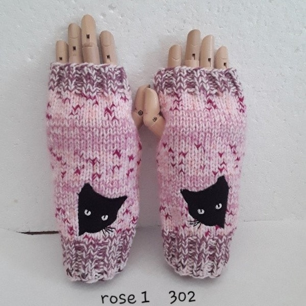 mitaines rose fuchsia , tricot 20 cm , chats noirs brodés 5cm