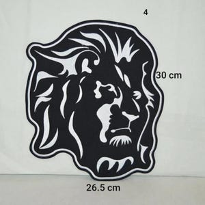 Peut inclure: Patch thermocollant tête de lion noir et blanc. Le patch mesure 30 cm de large et 26,5 cm de haut.