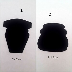 Può includere: Due forme di carta nera, una a forma di vaso e l'altra a forma di pila di cerchi. Il vaso è alto 9 1/7 cm e la pila di cerchi è alta 8/8 cm. Le forme sono numerate 1 e 2.