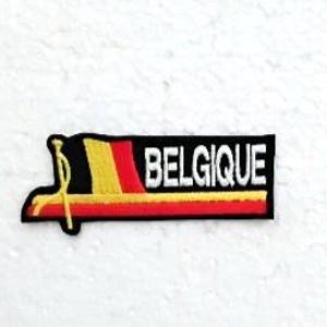 Pode incluir: Um patch retangular com o design da bandeira belga em preto, amarelo e vermelho. A palavra "BELGIQUE" está impressa em branco. O patch tem uma borda preta e um cordão amarelo.