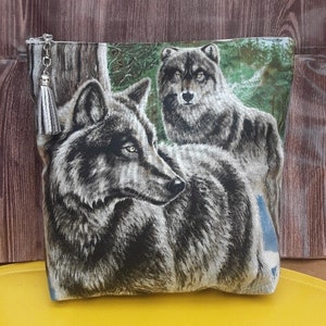 Grauer Wolf-Kulturbeutel aus Baumwolle, gefüttert mit grauem Pompon-Anhänger, 20 cm hoch / 22 cm breit / 5 cm tief