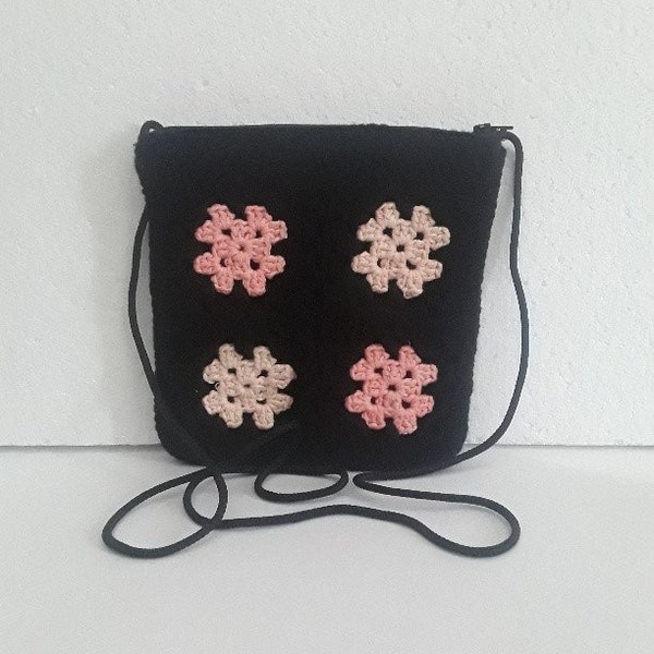 sac bandoulière noir  granny saumons  , sac grand mère ,  téléphone , crochet , doubler , 18 cm haut / 17 cm large , anse noir 133cm