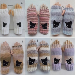 Peut inclure: Six paires de mitaines sans doigts avec un motif de chat noir. Les mitaines sont tricotées dans différentes couleurs, dont le blanc, le rose, le gris, le beige et le violet. Chaque paire a une combinaison de couleurs différente.