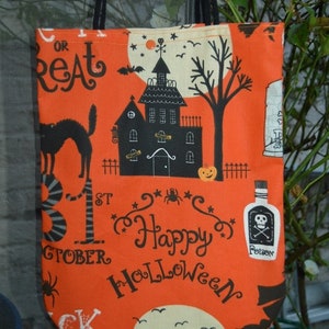 Könnte beinhalten: Orangefarbene Halloween-Tragetasche mit einer schwarz-weißen Illustration eines Spukhauses, einer schwarzen Katze und einer Flasche Gift. Die Tasche trägt den Text "Trick or Treat" und "Happy Halloween".