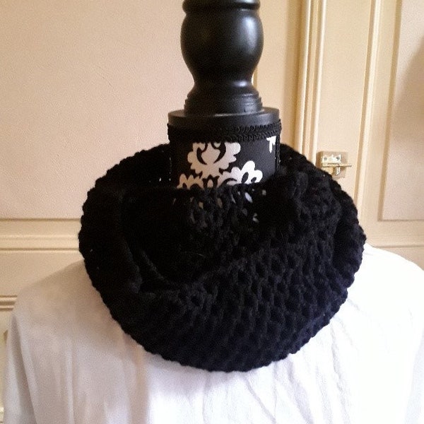 écharpe laine crochet /snood 2 tours laine noire , filet , 120 cm , crochet