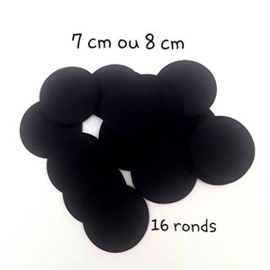 Peut inclure: Un tas de 16 cercles de papier ronds noirs, mesurant chacun 7 ou 8 cm de diamètre.