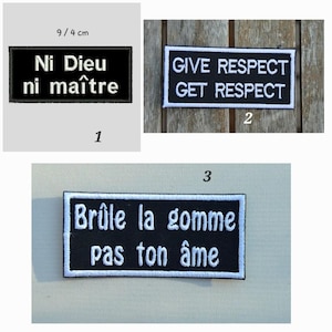 Strijkpatch, geen god, toon respect, verbrand je gum, 9 x 4 cm, zwarte katoenen stof, witte borduursels