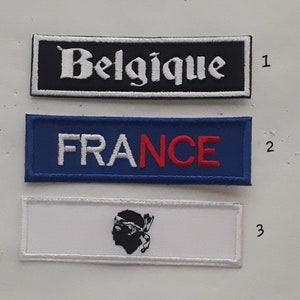 Peut inclure: Trois écussons brodés. Le patch supérieur est noir avec le mot "Belgique" en blanc. Le patch du milieu est bleu avec "FRANCE" en blanc et rouge. Le patch inférieur est blanc avec une silhouette noire.