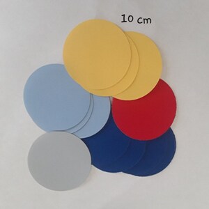 Peut inclure: Assortiment de cercles en feutre de couleur jaune, bleu, bleu clair et rouge. Chaque cercle mesure 10 cm de diamètre.