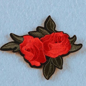 Peut inclure: Patch brodé de roses rouges avec des feuilles vertes.