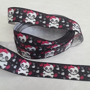 cinta de grano grueso, algodón, 22 mm, cráneos, calaveras, cráneo, cráneo, blanco, corazones, nudos, rojos, vendidos por metro