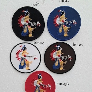 Peut inclure: Cinq patchs brodés représentant un danseur amérindien dans différentes couleurs : noir, bleu, blanc, marron et rouge. Chaque patch est circulaire et a un fond blanc avec le danseur au centre.