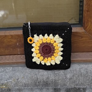pochette , prote cartes , porte monnaie , bourse , coton noir , granny , tournesol ,13 /13 cm , doublé , tirette , breloque