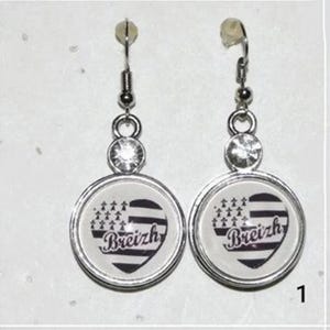 Ohrringe mit dem Emblem der Bretagne-Karte, Ohrläppchenhaken, Druckknöpfe aus Glas