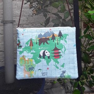 sac épaule coton pandas , animaux du monde , coton bleu ciel , matelassé , doublé poche ,tirette ,  anse 118 cm , 24.5 L/ 20 cm H