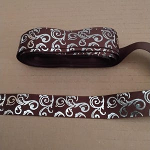 ruban gros grain brun , motif cachemire argenté , 20 mm , vendu au mètre