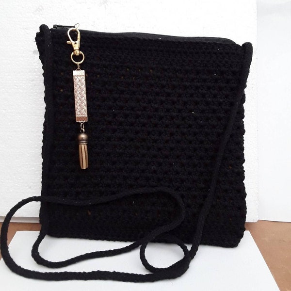 sac bandoulière , épaule , coton ,  noir. 20cm. doublé ,  poche , tirette  , bijoux de sac  , doré. pompon .  crochet