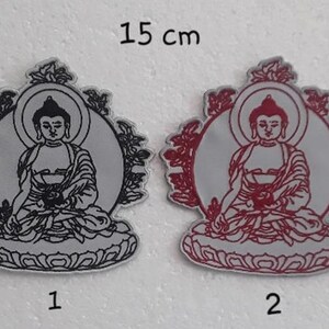 Può includere: Due toppe ricamate da stirare con una figura di Buddha seduto. Le toppe hanno un diametro di 15 cm. Una toppa è in bianco e nero, l'altra è in rosso e bianco.