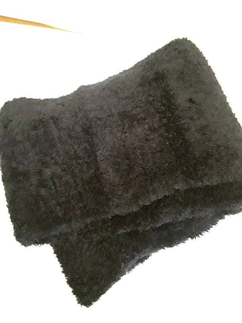 écharpe tricotée mains noire , snood doux , aspect velouté 120 cm / 20 cm , tricot image 4