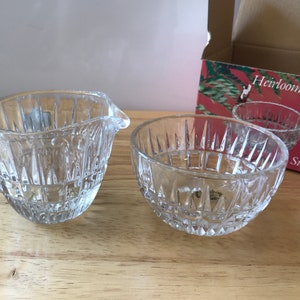Heirloom Sugar and Creamer Set Comme neuf, dans la boîte, 24% Full Lead Crystal