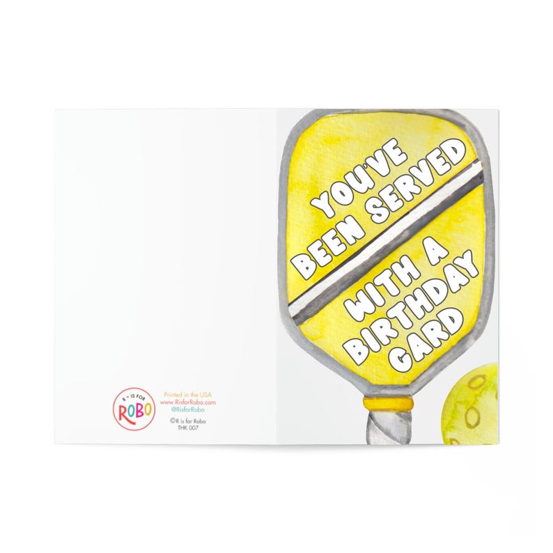 K&ouml;nnte beinhalten: Eine gelbe und wei&szlig;e Geburtstagskarte mit einer Aquarell-Illustration eines Paddleball-Schl&auml;gers. Der Text auf der Karte lautet "You've Been Served With A Birthday Card".