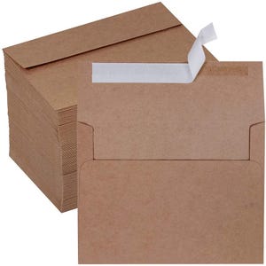 K&ouml;nnte beinhalten: Ein Stapel brauner Kraftpapierumschl&auml;ge mit einem wei&szlig;en Klebestreifen auf der Klappe. Die Umschl&auml;ge sind leer und bereit zum Adressieren.
