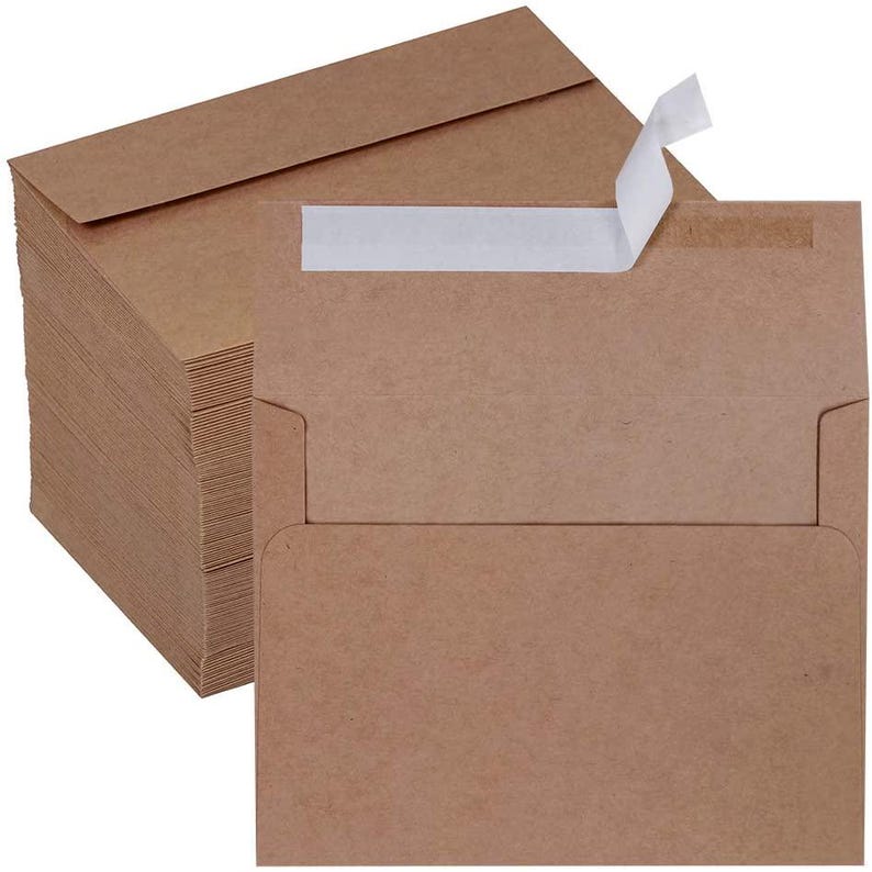 K&ouml;nnte beinhalten: Ein Stapel brauner Kraftpapierumschl&auml;ge mit einem wei&szlig;en Klebestreifen auf der Klappe. Die Umschl&auml;ge sind leer und bereit zum Adressieren.
