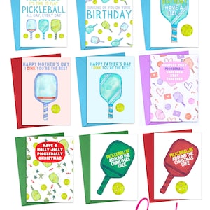 K&ouml;nnte beinhalten: Neun Gru&szlig;karten mit Aquarell-Illustrationen von Pickleball-Schl&auml;gern und B&auml;llen. Die Karten haben verschiedene Botschaften, darunter "Jetzt, wo du im Ruhestand bist, ist es Zeit, Pickleball zu spielen", "Frohen Muttertag, ich finde dich toll", "Frohen Vatertag, ich finde dich toll", "Paare, die zusammen Pickleball spielen, bleiben zusammen", "Frohe Weihnachten mit viel Pickleball", "Pickleballin' um den Weihnachtsbaum", und "Alles Gute zum Geburtstag, viel Spa&szlig;".